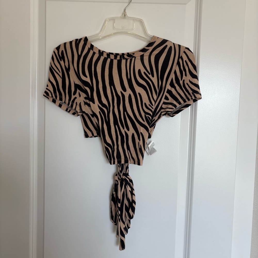 Forever 21 Nude black Zebra print tie short sleeve back crop top size M medium